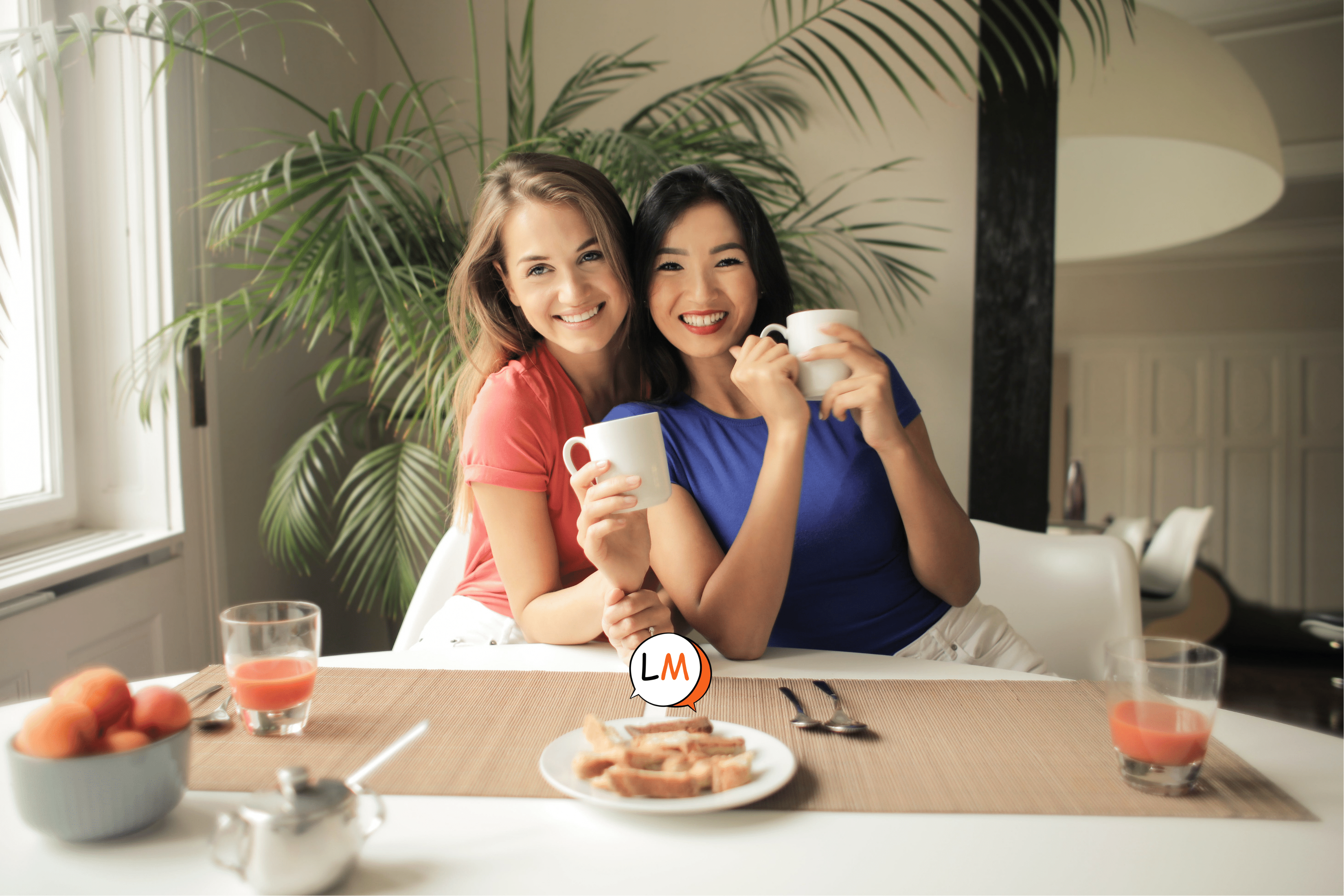 Lengua Motivada. Amigas conversando en ingles. Friends chatting in English.